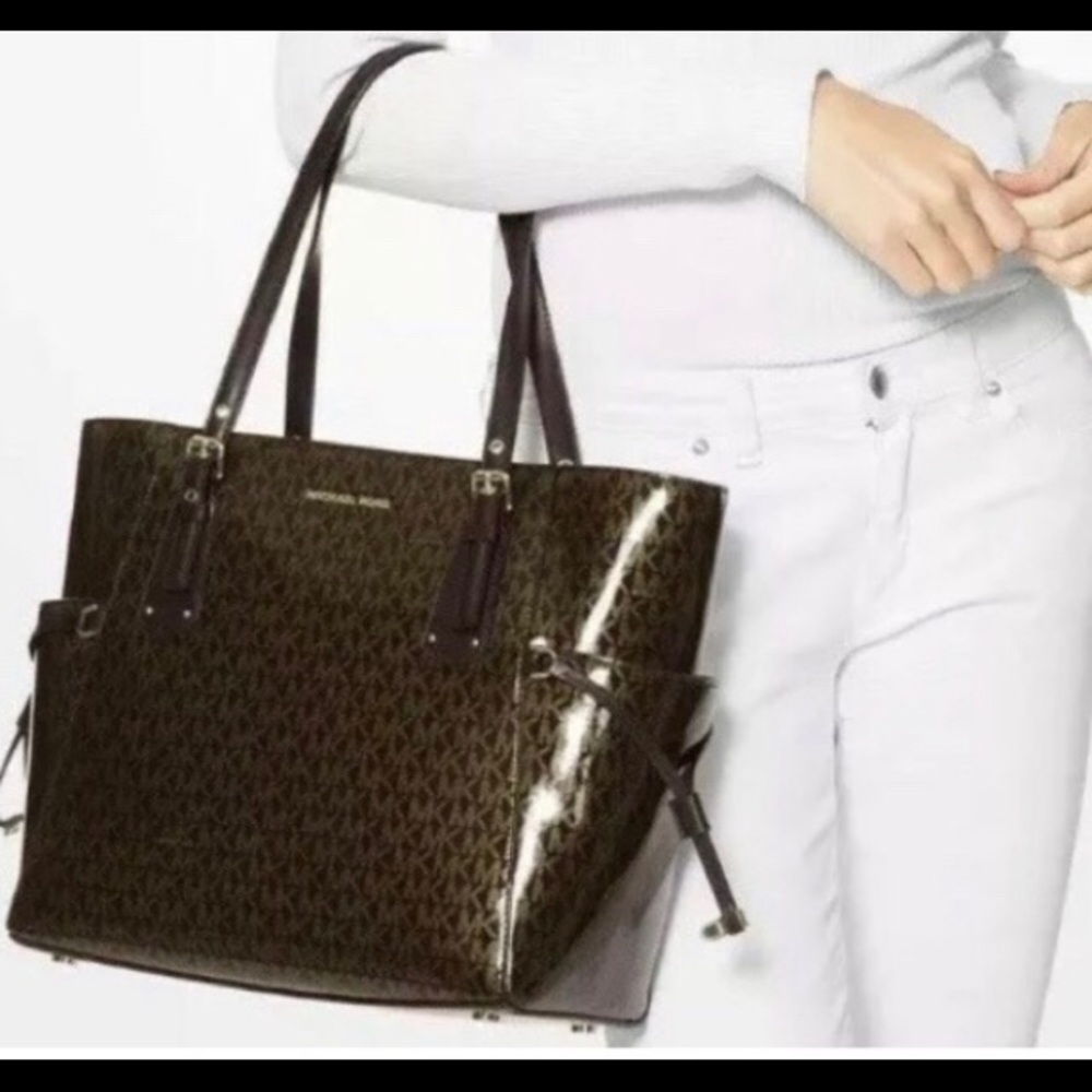 🆕Michael Kors Voyager Brown Glossy Tote👜